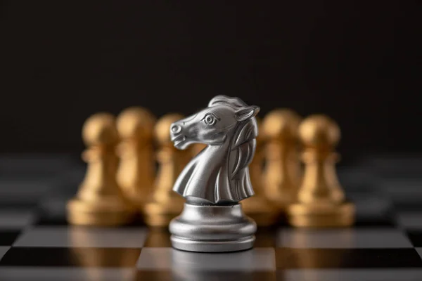 Stříbrný Kůň Vůdcem Šachů Hře Palubě — Stock fotografie