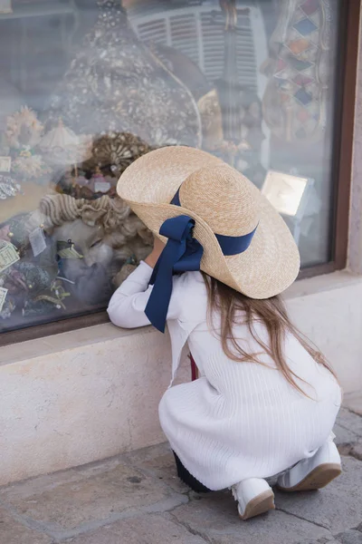 お店のウィンドウを見ている小さな女の子 — ストック写真