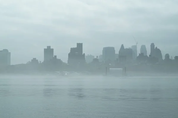 Yağmurlu Manhattan, New York City iş bölgesi, yoğun bir sis.