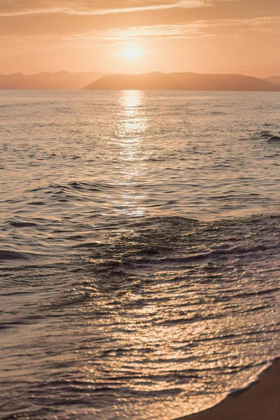 Turuncu günbatımı ve deniz