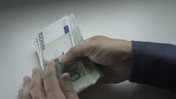 Empresários mãos contando cem notas de euro em uma mesa — Vídeo de Stock