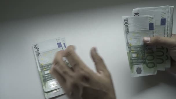 Üzletember kezek számolás száz euró számlák egy asztalnál — Stock videók