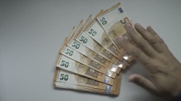 Les hommes d'affaires mains comptant cinquante billets à une table 