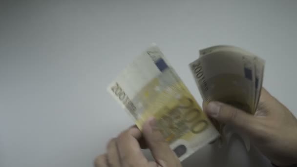 Businessmans ręce, Liczarki banknotów Euro dwieście przy stole — Wideo stockowe