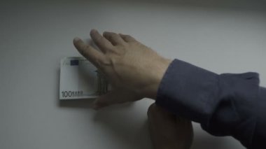 Adam alkış euro nakit banknot rüşvet demet masada başka bir adam için. Yolsuzluk kavramı. Yasadışı ödeme iş için. Gölge ekonomi.