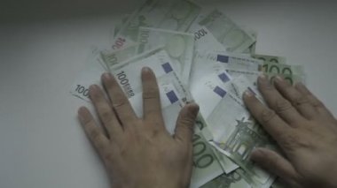 Businessmans el yüz Euro faturaları bir masada sayma