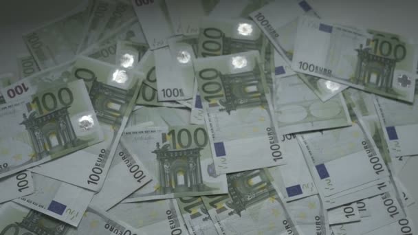 Podnikatelů ruce počítání stovek Euro bankovek u stolu — Stock video