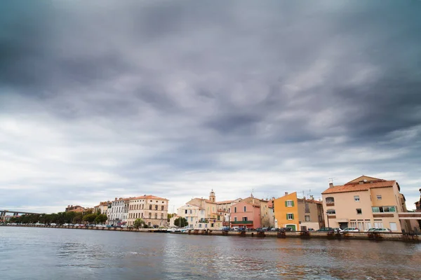 Kanal üzerinde yağmur yağıyor