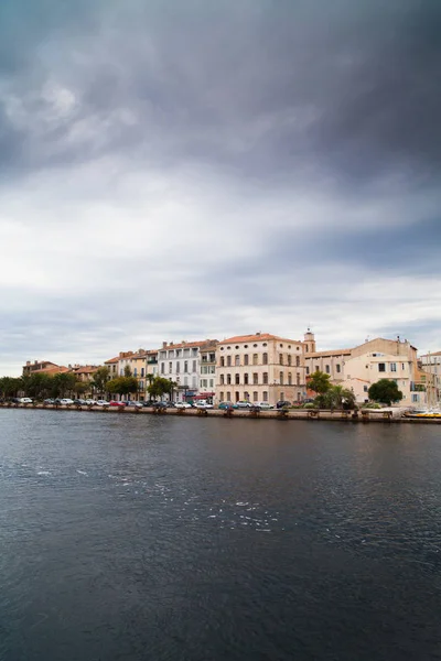 Kanal i Venedig och svart regn moln Stockfoto