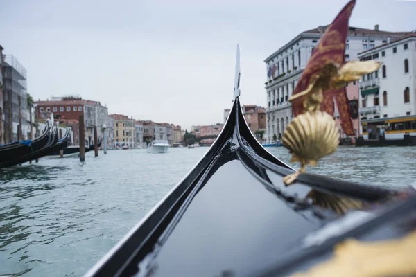 Gondole navigue sur le canal de Venise — Photo