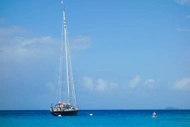 Mavi deniz yat ve katamaran yelken