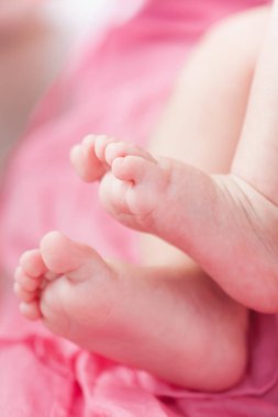 Bebek bacakları. Tırnak ve kapak resimleri için arka plan olarak kullanılabilir.