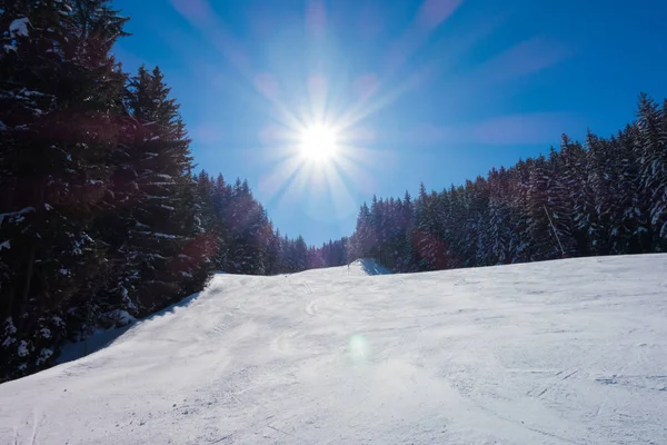 Dağlarda kar ve güneş parlıyor