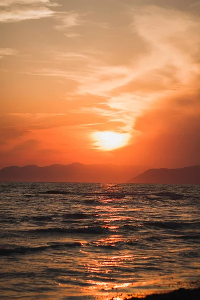 Turuncu günbatımı ve deniz