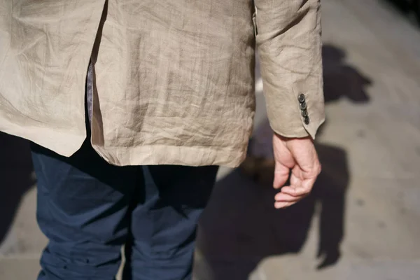 Man in een beige verfrommeld jasje Stockfoto