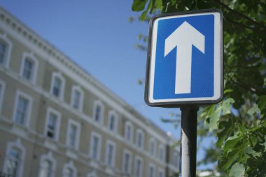 Londra'da yolda trafik işareti