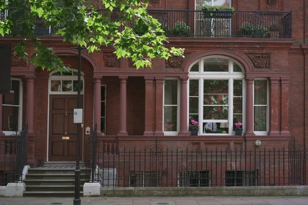 Front domu z oknami w Londynie — Zdjęcie stockowe