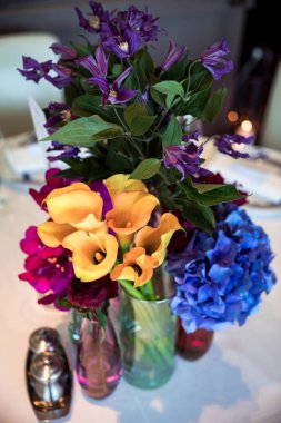 Vazodaki çiçekler masada.