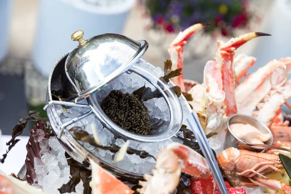 Caviar preto servido com frutos do mar — Fotografia de Stock