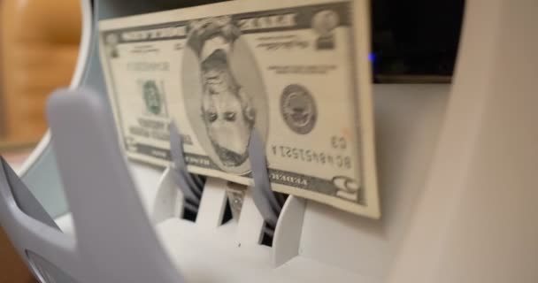 Contando billetes de dólares estadounidenses en la máquina contadora de divisas — Vídeo de stock