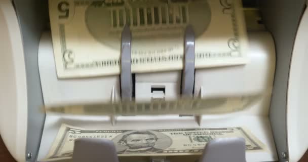 Contando billetes de dólares estadounidenses en la máquina contadora de divisas — Vídeo de stock