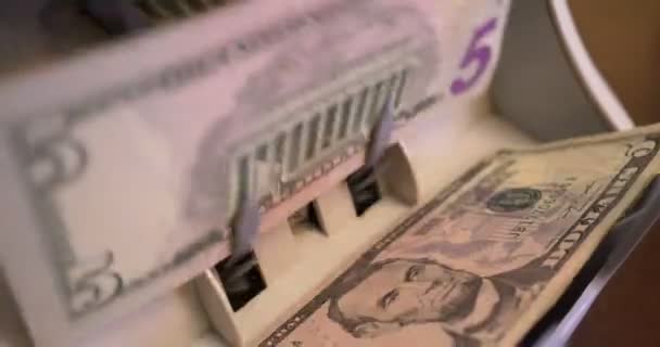 Μας Καταμέτρηση τραπεζογραμματίων δολαρίων σε μηχανής Counter νόμισμα — Αρχείο Βίντεο