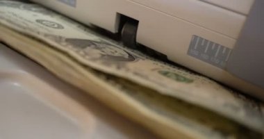 Bize dolar Lirası Döviz Alım Counter makine üstünde güveniyor