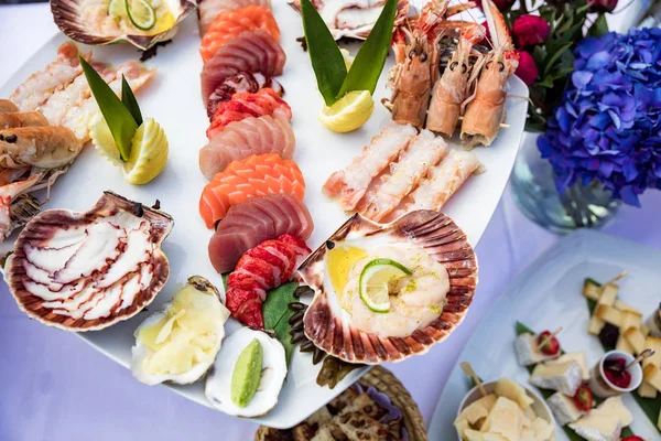 Schotel van zeevruchten en vis geserveerd op de tafel van het restaurant — Stockfoto