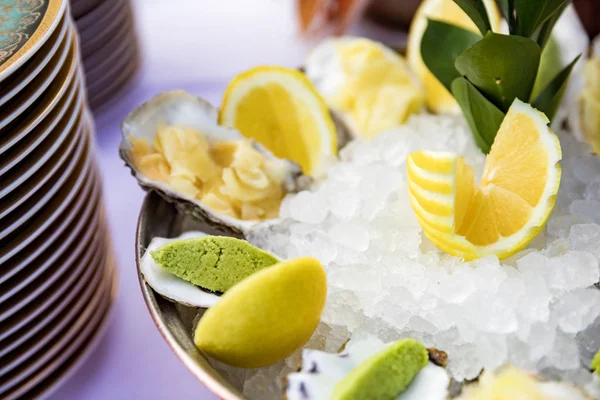 Oysters with lemons served on the restaurant table — Stock Photo, Image