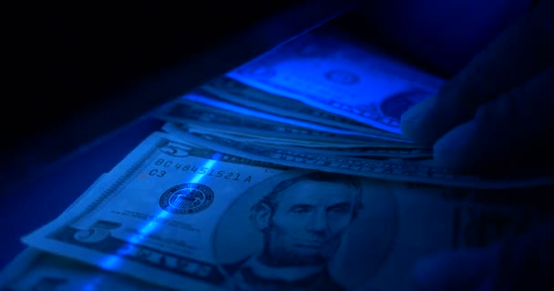 Ultraviyole Banknot Dedektörü Karanlık Bir Arka Plan Üzerine Notlar Kontrol — Stok video