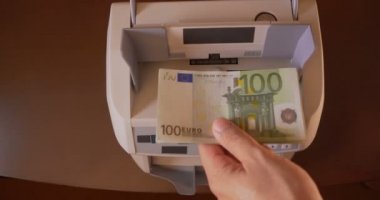 İşadamı 100 Euro para birimi sayaç makine faturalarında sayma