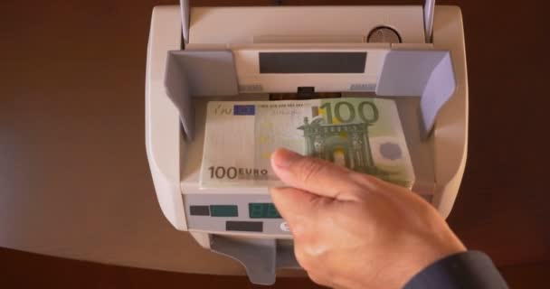 Geschäftsmann Zählt Hundert Euro Scheine Automaten — Stockvideo