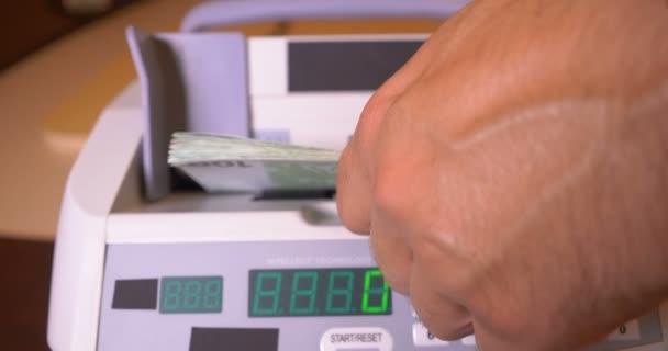 Compter les billets en euros sur la machine de comptage de devises — Video