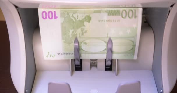 Contando los billetes de euro en la máquina contadora de divisas — Vídeos de Stock