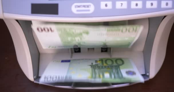 मुद्रा काउंटर मशीन पर यूरो बैंकनोट की गिनती — स्टॉक वीडियो