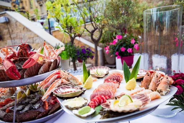 Zeevruchten-schotel geserveerd op restaurant tafel — Stockfoto