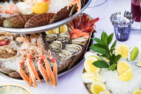 Zeevruchten schotel, oesters en vis geserveerd op restaurant tafel Stockfoto