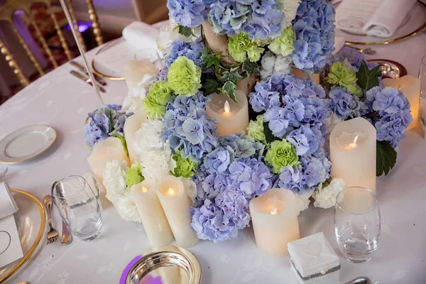 Çiçekler ve mumlar masada