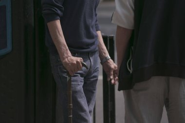 Adam sigara içiyor ve sopa ile standları