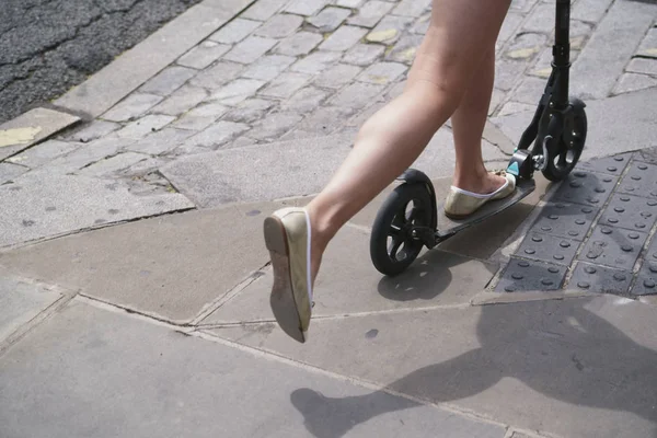 Menina está montando scooter — Fotografia de Stock