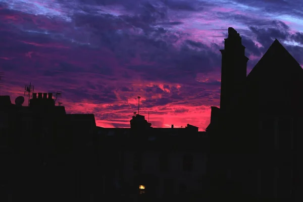 Pink sunset behind the houses — Stock Photo, Image