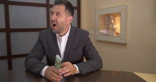 Yawning empresário detém notas de dinheiro em euros — Vídeo de Stock