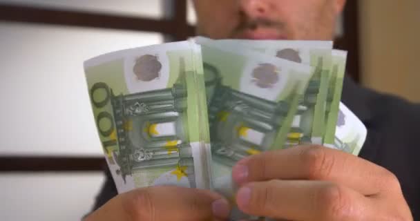 Succesvolle zakenman telt geld — Stockvideo