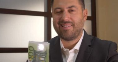 Başarılı bir iş adamı para sayar