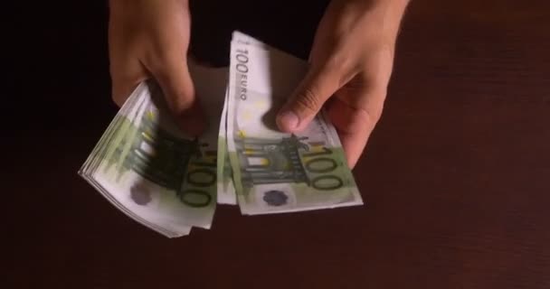 Succesvolle zakenman telt geld — Stockvideo