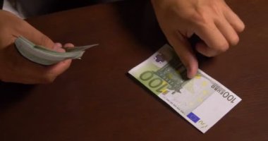 Başarılı bir iş adamı para sayar