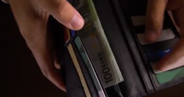 Başarılı bir iş adamı para sayar