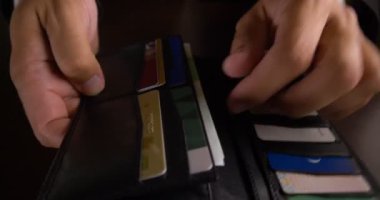 Başarılı bir iş adamı para sayar