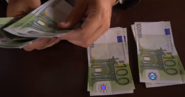 Succesvolle zakenman telt geld — Stockvideo