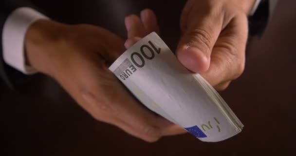 Успішний бізнесмен рахує гроші — стокове відео